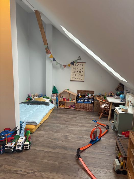 Dom z tarasem, piwnicą oraz budynkiem gospodarczym