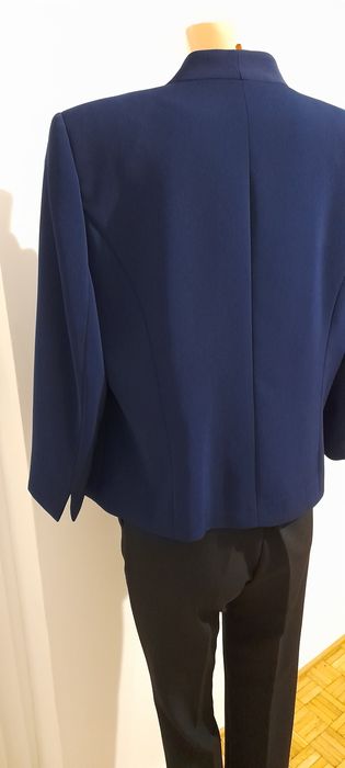 Granatowy zakiet krotki