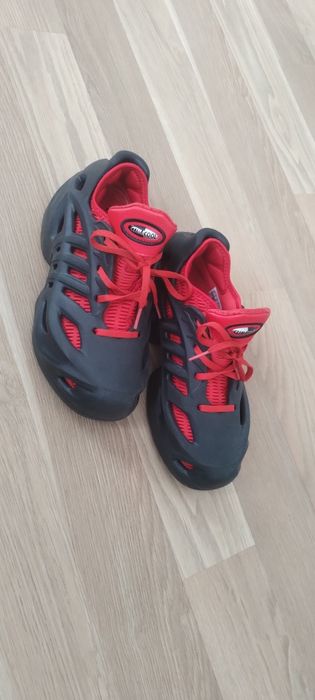 Кросівки Жіночі ADIDAS 37.5