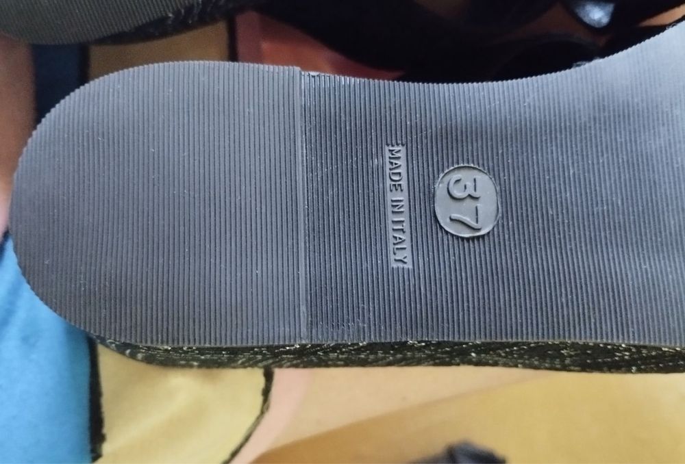 Продам босоножки.