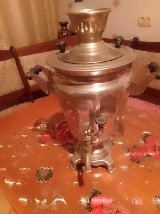 Самовар электрический  в рабочем состоянии.