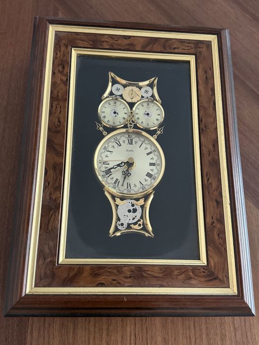 Zegar ścienny z gablotką na klucze