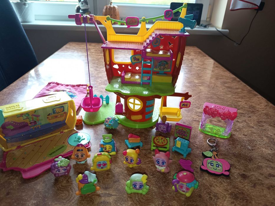 Mojipops domek na drzewie + figurki