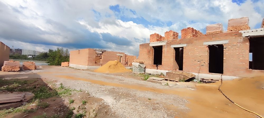 Продаж таунхауса без комісії! В місті біля озера на етапі будівництва