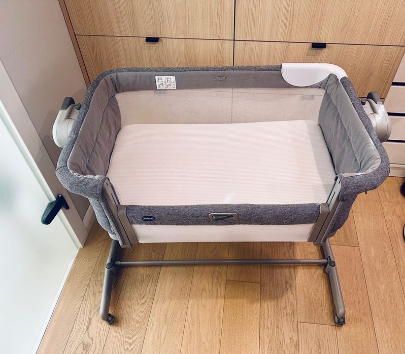 łóżeczko dostawne Chicco Next2Me Magic Evo – Dark Grey + GRATIS karuzela Chicco