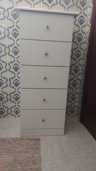 Móvel casa de banho com gavetas.