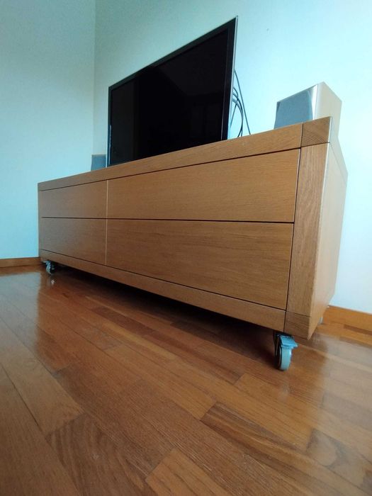 Móvel para sala de estar com rodas