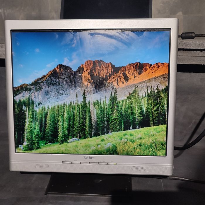 Monitor 17  cali z głośnikami