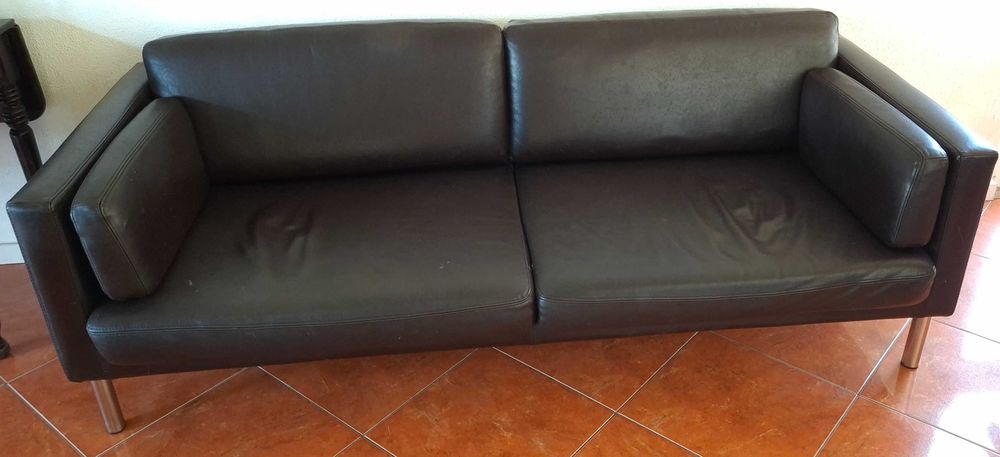 Sofá de Design Minimalista em Pele – Pés em Metal – Oportunidade