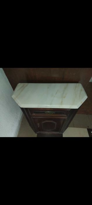 Móvel de madeira com o tampo em mármore branco