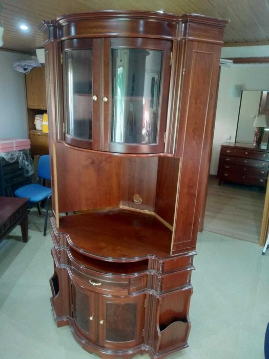 Móvel de canto clássico para TV