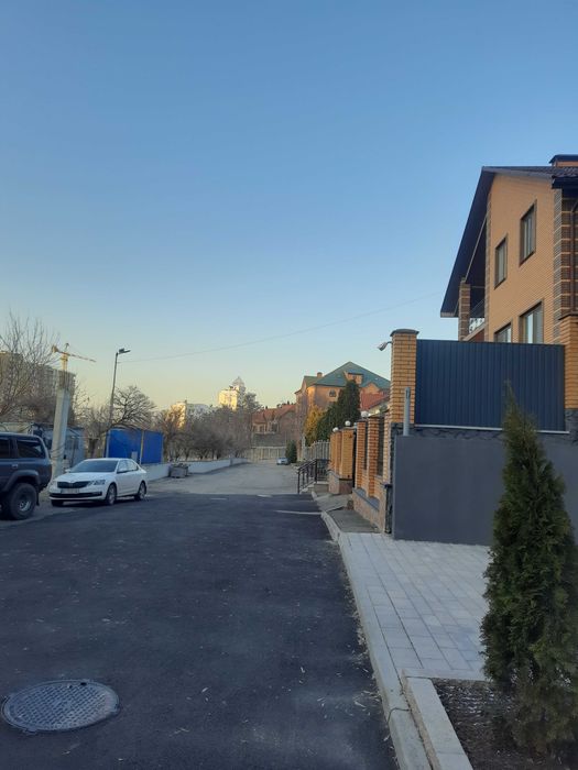 Продаж 2-к квартира . Клубний  будинок біля парку.  Тихо, зручно. Без%