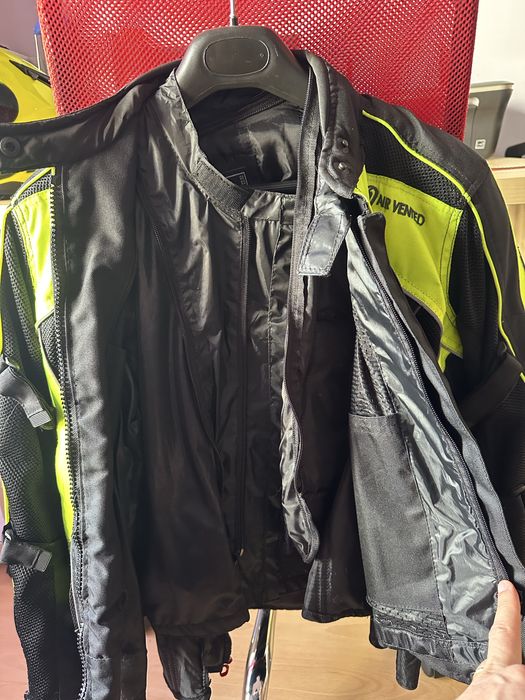 Vendo 2 conjuntos de Capacetes e Blusões para mota