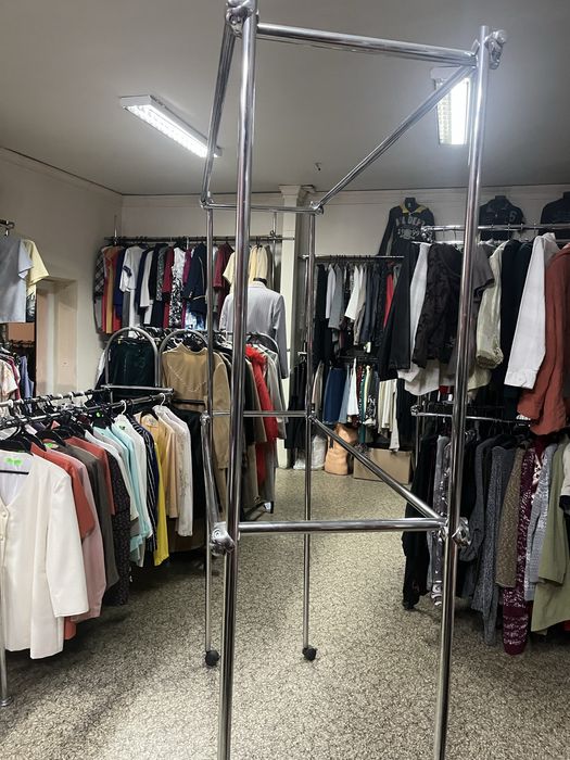 Stojak z metalowych rurek