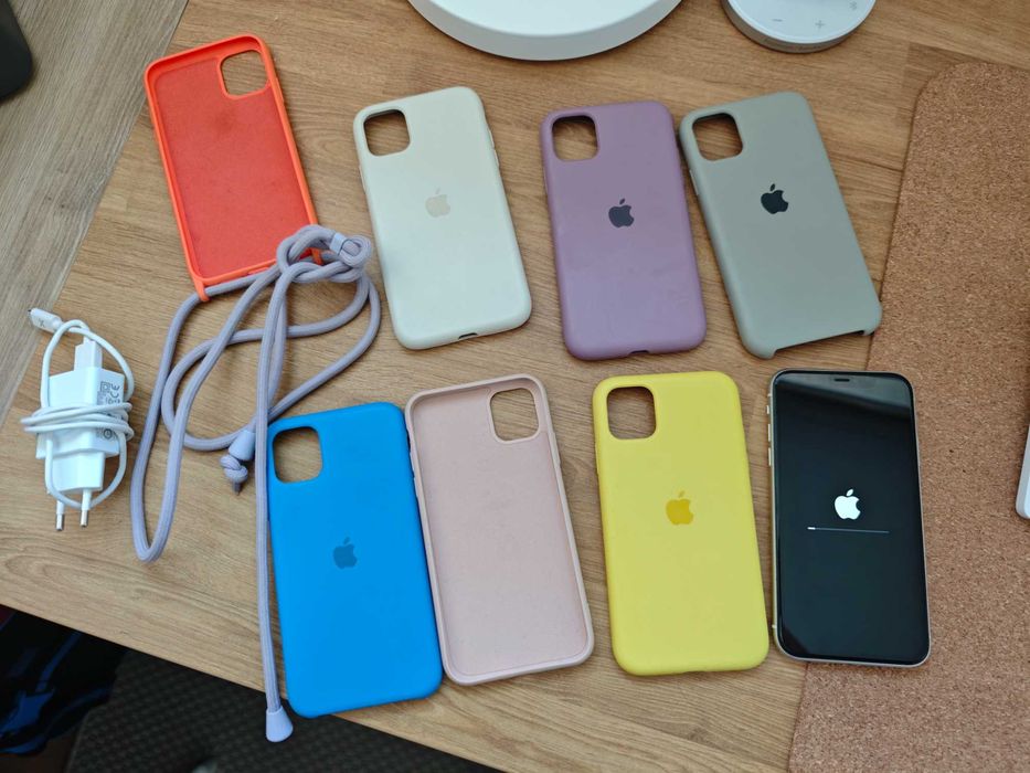 Iphone 11 - 128GB - Branco com 8 capas