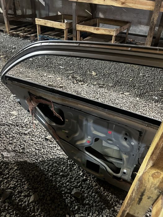 Дверка  передня задня Toyota Camry 40