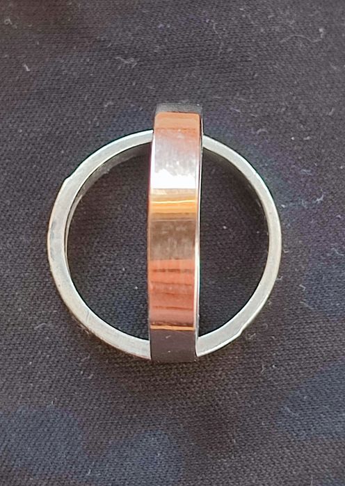 Продам серебрянные кольца с золотыми вставками.