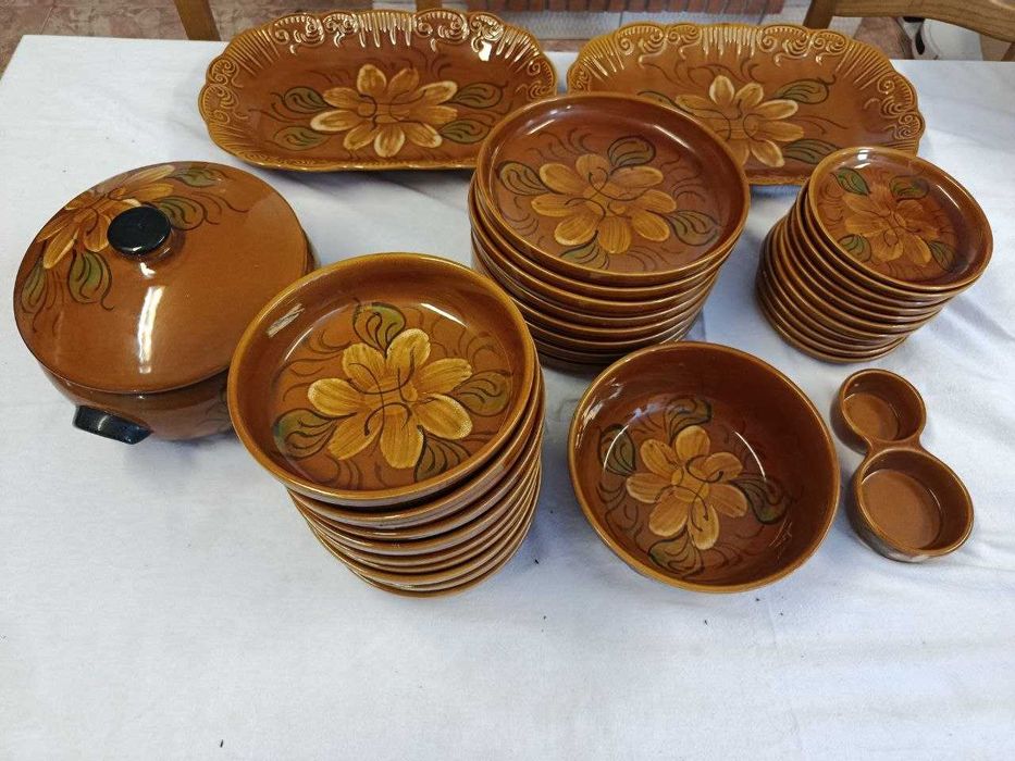 Serviço de Mesa Antigo em Barro Vidrado Pintado à Mão - 34 Peças