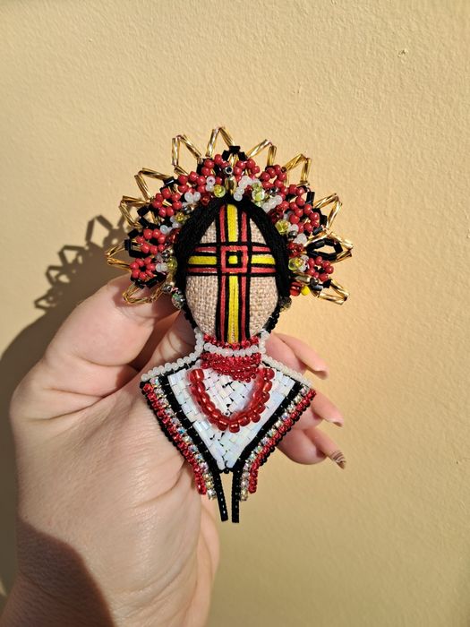 Брошка ручної роботи «Оберіг Мотанка» у рожевих тонах