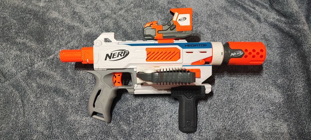 Pistolas NERF e acessórios