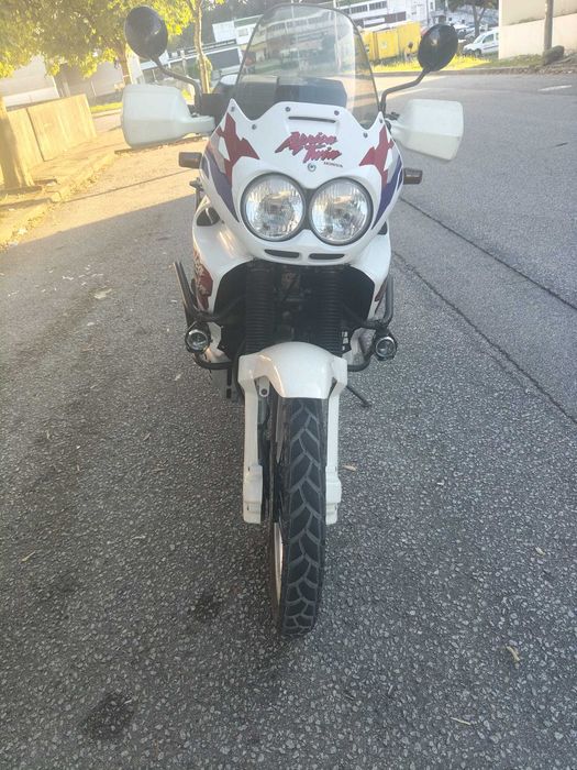 Honda Africa Twin como nova.