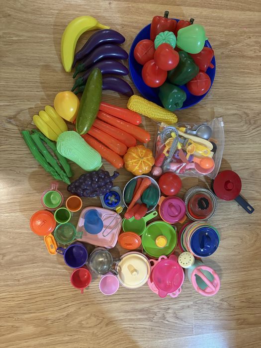 Дитячі іграшки, овочі фрукти посуд