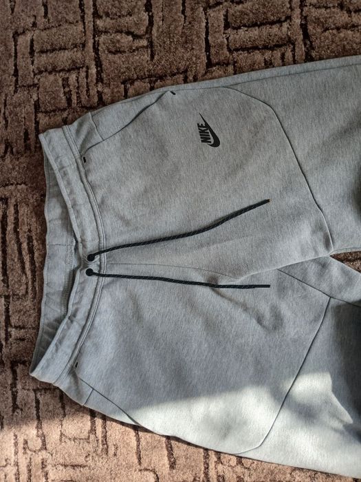 Сірі спортивні штани nike tech fleece
