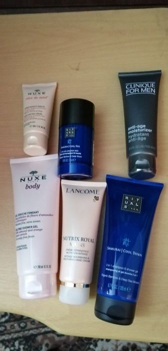 Cosméticos de várias marcas.