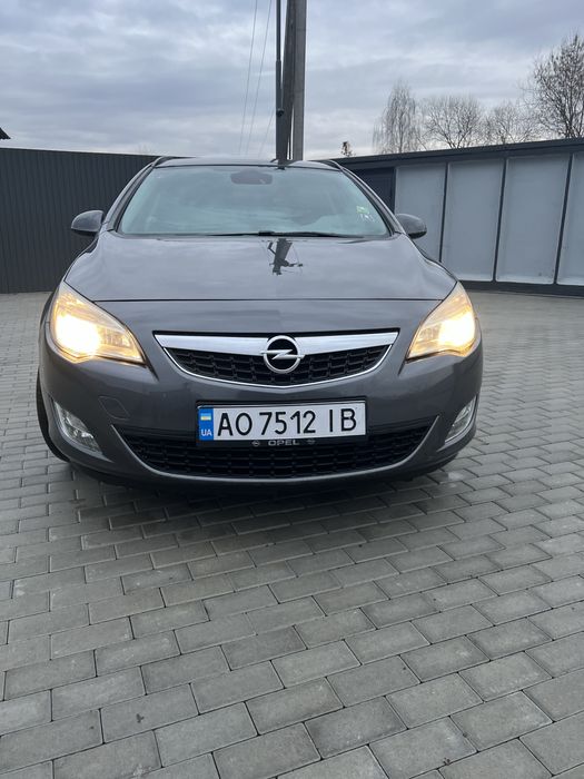 Opel Astra J 2011
