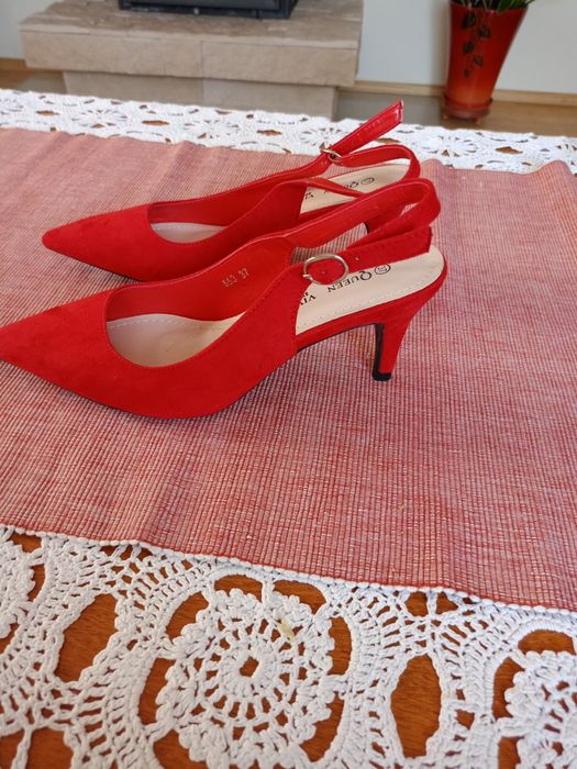 Piękne czerwone szpilki.