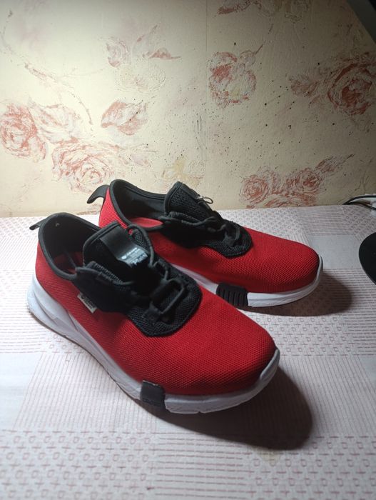 Продаю кроссы cropp