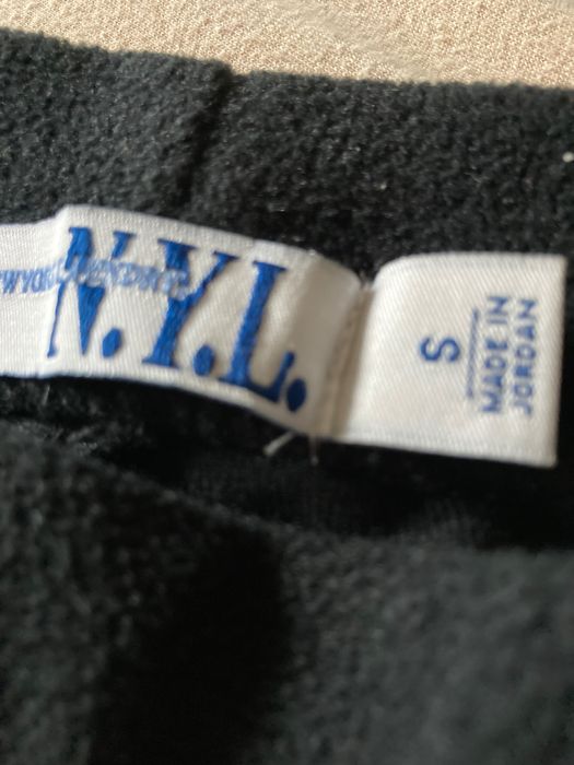 Czarne, damskie polarowe spodnie z lampasem.