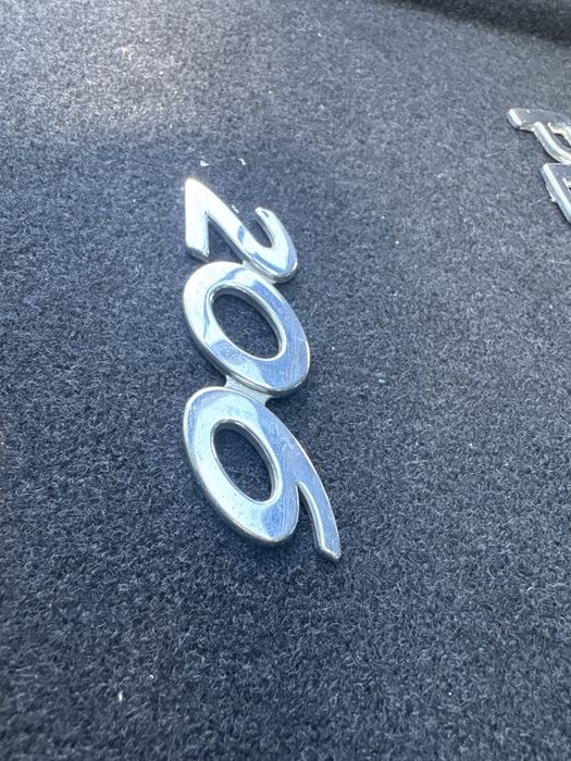 Emblemat Znaczek klapy bagaznika Peugeot 206