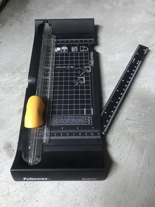 Cisalha Fellowes Neutrino A5/90 preto, amarelo