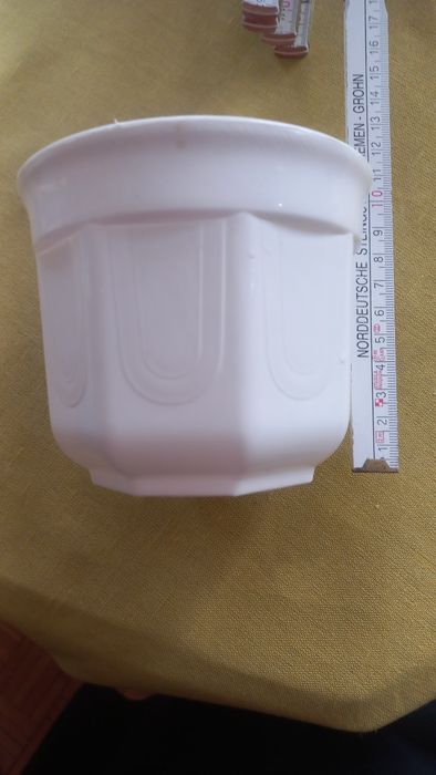 Biała plastikowa doniczka