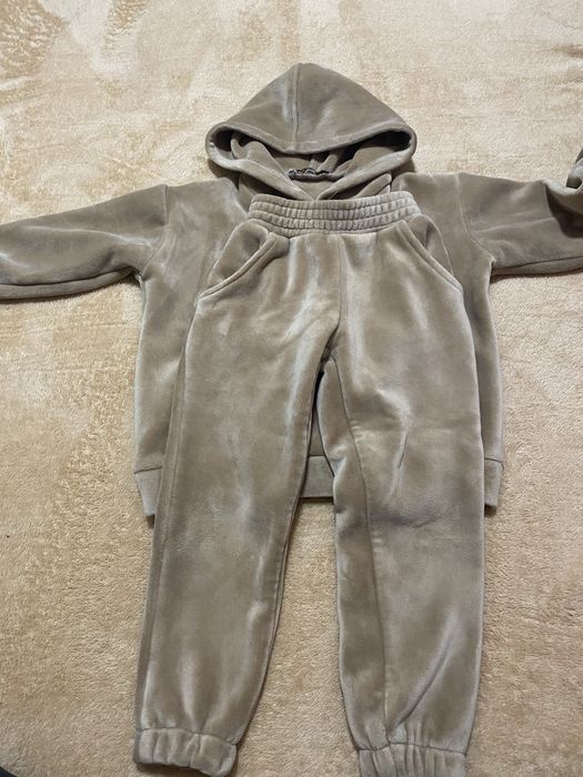 Велюровий теплий костюм для дівчинки