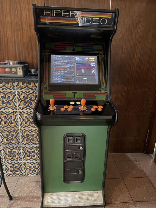 Snooker, maquina de setas e maquina de arcade multi jogos.