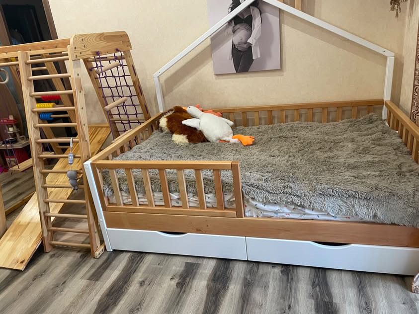 Детская кровать ліжко столик монтессорі матрац горище с крышей