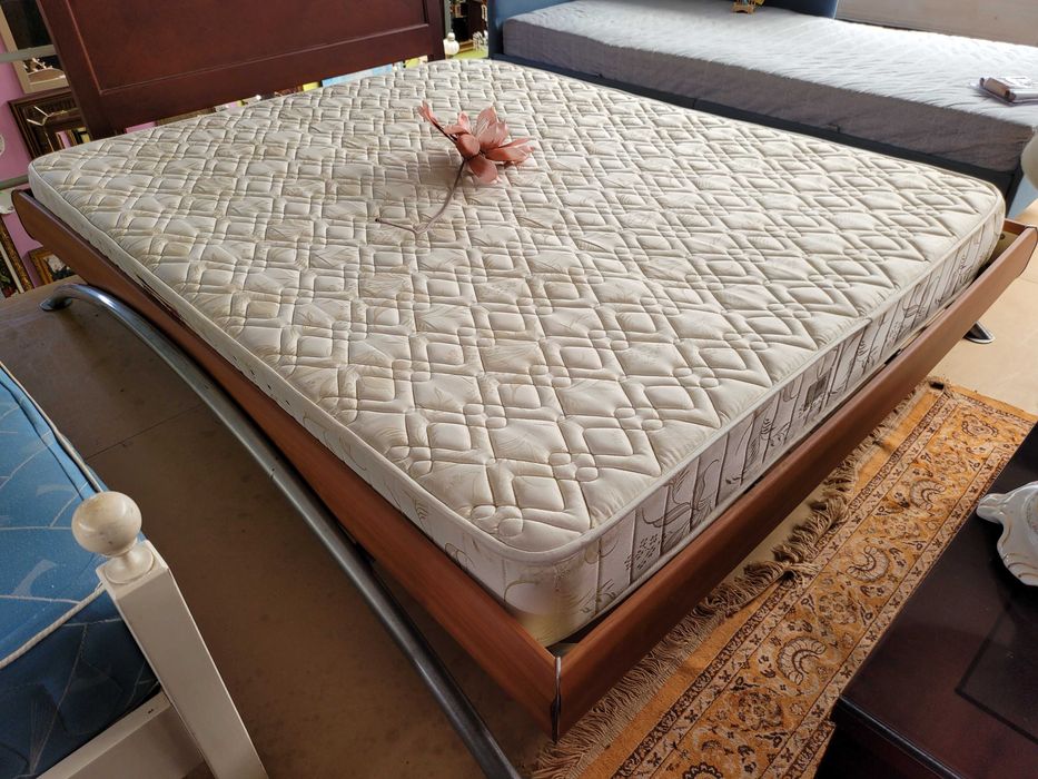 Cama rasteira com estrado e colchão - Sem cabeceira - Algumas