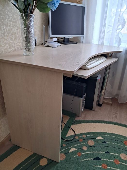 Стіл компʼютерний в ідеальному стані