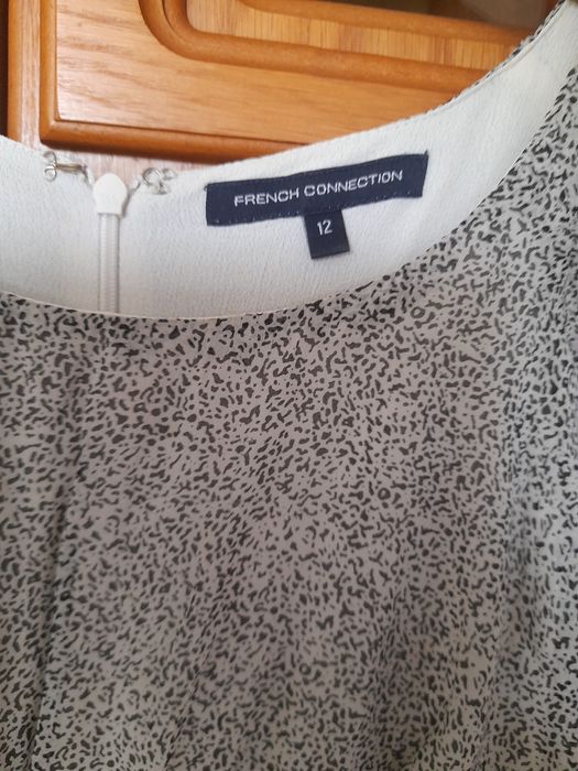 French Connection,  sukienka 100% Silk, biała w groszki. 12.
