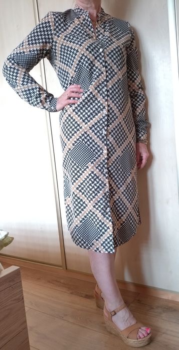 Elegancka sukienka letnia midi ciekawy wzór