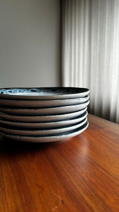 7 pratos de sobremesa e uma caneca