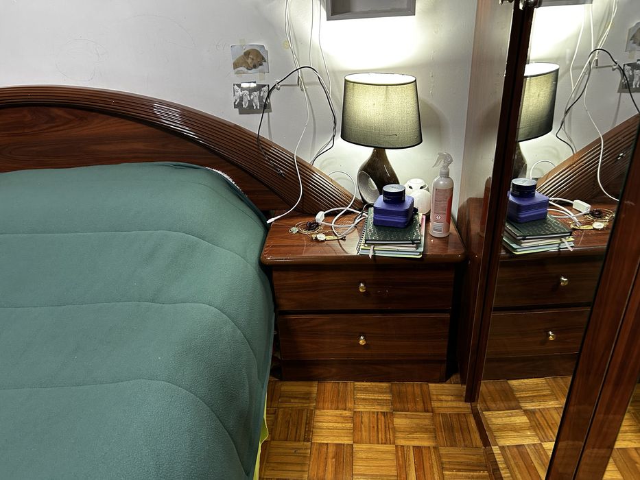 Cama com colchão e mais duas cómodss