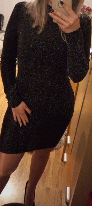 Cekinowa sukienka z wycięciem na plecach