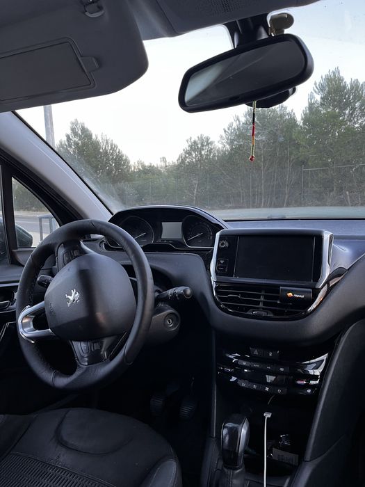 Peugeot 208 (Muito bom estado)