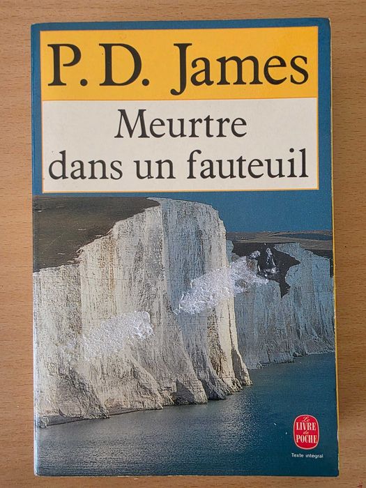 Livro "Meutre dans un Fauteuil" de P. D. James