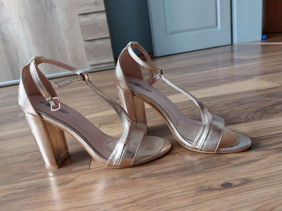 Sandały na obcasie