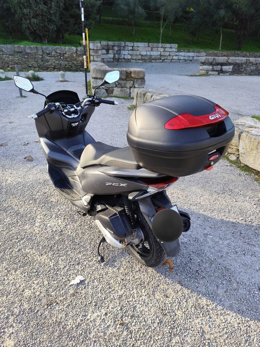 Vendo Honda PCX 125 com Topcase e pneus novos