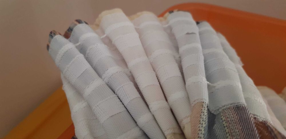Cortinados resistentes prontos a serem usados oferta das argolas de madeira